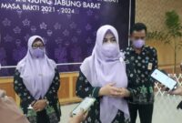 Hj. Fadhilah Sadat didampingi Syafriwan Ketua Harian dan Hj Siti Azizah Sekretaris Dekranasda Tanjab Barat saat diwawanara, Kamis (9/12/21) FOTO : Bas