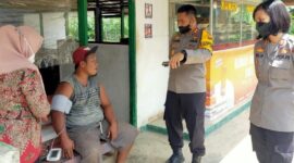 Kapolres Muaro Jambi, AKBP Yuyan Priatmaja bersama Jajaran Saat Berikan Pengecekan Kesehatan para Sopir di KM 39 Tanjung Pauh, Mestong, Sabtu (11/12/21). FOTO HMS PMJ