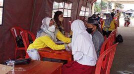 Salah Seorang Siswi SD di Tanjab Barat mengikuti vaksinasi. FOTO : Bas