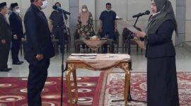 Bupati Muaro Jambi Hj. Masnah Busyro saat Melantik Budhi Hartono, S.Sos sebagai Pejabat Sekda di Aula Kantor Bupati, Sabtu (18/12/21). FOTO : Noval.