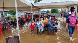 Warga sabar menunggu panggilan untuk vaksin diatas genangan Air, Sabtu (18/12/21)