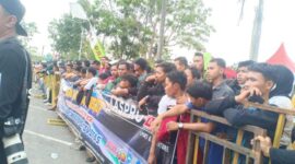 Penonton Padati Sirkuit Road Race Championship Bupati Muaro Jambi 2021 Sengeti, Jambi, Minggu (19/12/21). FOTO : Noval.