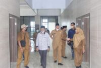 FOTO : Bupati H. Anwar Sadat didampingi Wakil Bupati Hairan, SH Meninjau Kantor bersama Pemkab Tanjab Barat, Jambi, Senin (20/12/21).