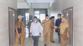 FOTO : Bupati H. Anwar Sadat didampingi Wakil Bupati Hairan, SH Meninjau Kantor bersama Pemkab Tanjab Barat, Jambi, Senin (20/12/21).