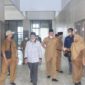 FOTO : Bupati H. Anwar Sadat didampingi Wakil Bupati Hairan, SH Meninjau Kantor bersama Pemkab Tanjab Barat, Jambi, Senin (20/12/21).