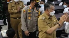 Kapolresta Jambi Kombes Pol Eko Wahyudi, SIK MH bersama Wali Kota Jambi Dr. Sy. Fasha Menyapa Jamaat di salah satu Gereja di Kota Jambi, Jumat (24/12/21) malam.