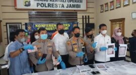 FOTO : Kapolresta Jambi Kombes Pol Eko Wahyudi, SIK MH saat konfrensi pers di Polresta Jambi, Senin (27/12/21).