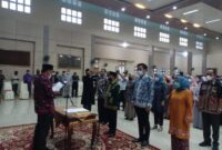 Sekda Kabupaten Muaro Jambi, Budhi Hartono Saat Melantik dan Mengukuhkan Pejabat Administrator, Pengawas dan Fungsional, Jumat (31/12/21). FOTO : Noval