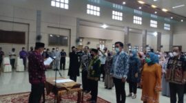 Sekda Kabupaten Muaro Jambi, Budhi Hartono Saat Melantik dan Mengukuhkan Pejabat Administrator, Pengawas dan Fungsional, Jumat (31/12/21). FOTO : Noval