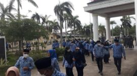 Tampak PNS Berlarian ke Gedung Balai Pertemuan Saat Pelantikan, Jumat (31/12/21). FOTO : Bas.