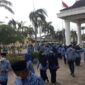 Tampak PNS Berlarian ke Gedung Balai Pertemuan Saat Pelantikan, Jumat (31/12/21). FOTO : Bas.