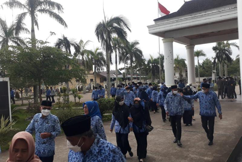 Tampak PNS Berlarian ke Gedung Balai Pertemuan Saat Pelantikan, Jumat (31/12/21). FOTO : Bas.