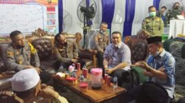 Gubernur Jambi Al Haris Saat di Pos Pelayanan Polres Muaro Jambi di depan Gerbang Citra Raya City, Sabtu (01/01/22). FOTO : Noval.