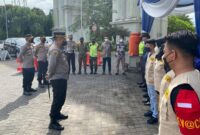 Kapolres Muaro Jambi AKBP Yuyan Priatmaja, SIK, MH Saat Melepas Tim Nakes ke Kerinci di Pos PAM Citra Raya City, Minggu (2/1/22). FOTO : Humas PMJ.