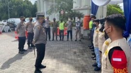 Kapolres Muaro Jambi AKBP Yuyan Priatmaja, SIK, MH Saat Melepas Tim Nakes ke Kerinci di Pos PAM Citra Raya City, Minggu (2/1/22). FOTO : Humas PMJ.