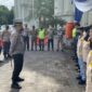 Kapolres Muaro Jambi AKBP Yuyan Priatmaja, SIK, MH Saat Melepas Tim Nakes ke Kerinci di Pos PAM Citra Raya City, Minggu (2/1/22). FOTO : Humas PMJ.