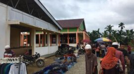 Aktifitas Jual Beli di Pasar Sungai Saren, Kec. Bram Itam. FOTO : Dika/Bas