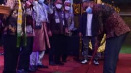 Danrem 042/Gapu Brigjen TNI M. Zulkifli Memukul Bola dengan stek Gateball sebagai Tanda Dimulainya Turnamen. FOTO : Penrem