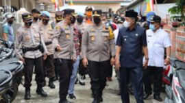 Kapolda Jambi, Irjen Pol Albertus Rachmad Wibowo dan Wagub Jambi H Abdullah Sani Meninjau Vaksinasi Massal di Kerinci, Jumat (7/1/22). FOTO : Ist/Noval