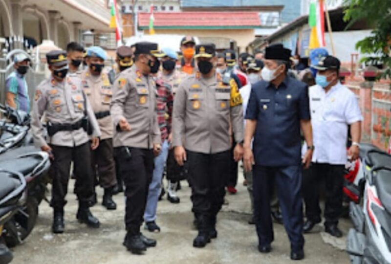 Kapolda Jambi, Irjen Pol Albertus Rachmad Wibowo dan Wagub Jambi H Abdullah Sani Meninjau Vaksinasi Massal di Kerinci, Jumat (7/1/22). FOTO : Ist/Noval