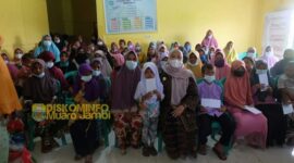Bupati Hj. Masnah Busro, SE, M.Tr.IP Saat Menyarahkan Bantuan di Aula Kantor Kepala Desa Sogo, Kecamatan Kumpeh, Jumat (7/1/22). FOTO : Kominfo.