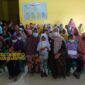 Bupati Hj. Masnah Busro, SE, M.Tr.IP Saat Menyarahkan Bantuan di Aula Kantor Kepala Desa Sogo, Kecamatan Kumpeh, Jumat (7/1/22). FOTO : Kominfo.