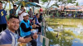 Bupati Tanjabbar H. Anwar Sadat Ketia Angkat Hasil Pancingan. FOTO : EN/LT