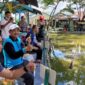 Bupati Tanjabbar H. Anwar Sadat Ketia Angkat Hasil Pancingan. FOTO : EN/LT