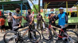 Bupati H. Anwar Sadat dan Dandim 0419/Tanjab Menyerahkan Hadiah Sepeda Kepada Pemenang Mancing. FOTO : EN/LT.