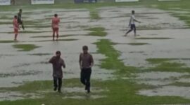 Lapangan Stadion Tri Lomba Juang KONI Jambi Digenangi Air Hujan
