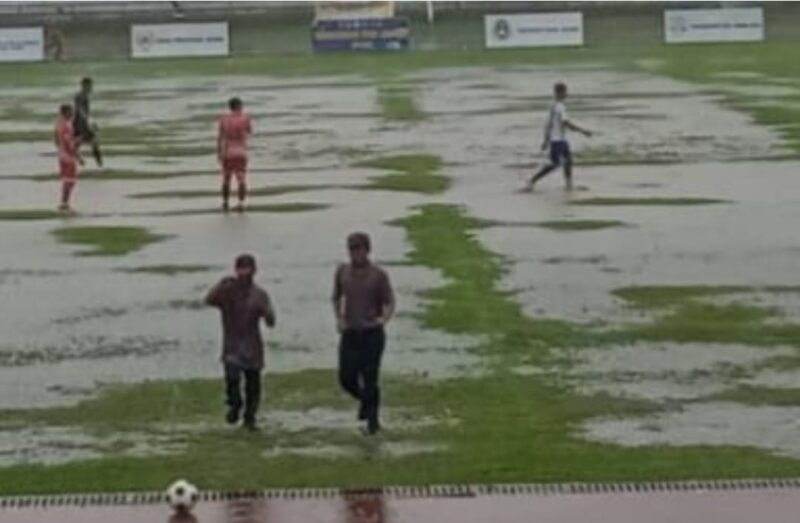 Lapangan Stadion Tri Lomba Juang KONI Jambi Digenangi Air Hujan
