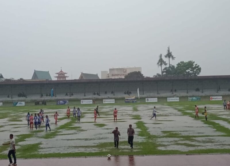Bermain di Tengah Hujan, PS Bungo Lumpuhkan PS Tanjabtimur 3-1 di Stadion Tri Lomba Juang KONI Jambi
Senin (10/1/22). FOTO : Ist