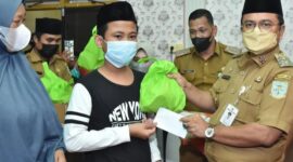 Wakil Walikota Jambi, H Maulana Ketika Serahkan Santunan terhadap anak yatim piatu di Kecamatan Jambi Selatan, Selasa (11/1/22). FOTO : Noval/lt