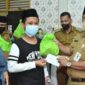 Wakil Walikota Jambi, H Maulana Ketika Serahkan Santunan terhadap anak yatim piatu di Kecamatan Jambi Selatan, Selasa (11/1/22). FOTO : Noval/lt