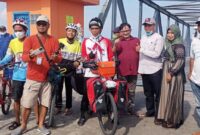 Ketua dan Pemuda Muhammadiyah Tanjab Barat Foto bersama Muhammad Fauzan di Pelabuhan RoRo Kuala Tungkal, Selasa (11/1/2022) Foto : lintastungkal