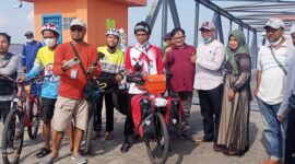 Ketua dan Pemuda Muhammadiyah Tanjab Barat Foto bersama Muhammad Fauzan di Pelabuhan RoRo Kuala Tungkal, Selasa (11/1/2022) Foto : lintastungkal