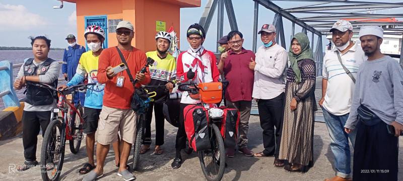 Ketua dan Pemuda Muhammadiyah Tanjab Barat Foto bersama Muhammad Fauzan di Pelabuhan RoRo Kuala Tungkal, Selasa (11/1/2022) Foto : lintastungkal