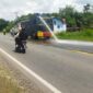 Personil Polres Muaro Jambi Semprot Jalan KM 13, 14 dan 17 Kec Mestong Kab. Muaro Jambi Pasca Banjir, Rabu (12/1/22). FOTO : HUMAS PMJ