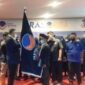 H Syarif Fasha menyerahkan bendera Pataka Partai Nasdem kepada Riano Jayawardhana Nst Ketua DPD Partai Nadem Tanjab Barat, di Tungkal Hotel, Rabu (12/1/2022).