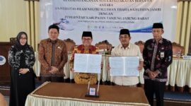 Penandatanganan Kerjasama antara Bupati Tanjab Barat Drs. KH. Anwar Sadat, M.Ag dengan Prof. Dr. H. Suaidi Asyari, MA, Ph.D di Gedung Rektorat UIN Jambi, Kamis (13/1/22). FOTO : EN/LT