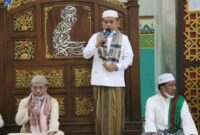 Gubernur Al Haris saat Sholat Subuh Berjama’ah, di Masjid Agung Baitul Makmur Kecamatan Bangko, Merangin, Jum’at (14/01/22). FOTO : Val/Kominfo.
