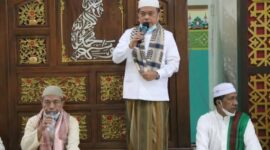 Gubernur Al Haris saat Sholat Subuh Berjama’ah, di Masjid Agung Baitul Makmur Kecamatan Bangko, Merangin, Jum’at (14/01/22). FOTO : Val/Kominfo.