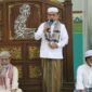 Gubernur Al Haris saat Sholat Subuh Berjama’ah, di Masjid Agung Baitul Makmur Kecamatan Bangko, Merangin, Jum’at (14/01/22). FOTO : Val/Kominfo.