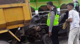 Kondisi Mobil Carry Pick Up Tabrak Pantat Besi Truk Hino Parkir diJalan Lintas Timur RT. 10 Desa Penyengat Olak Kec. Jaluko Kab. Muaro Jambi. FOTO : Humas PMJ.