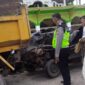 Kondisi Mobil Carry Pick Up Tabrak Pantat Besi Truk Hino Parkir diJalan Lintas Timur RT. 10 Desa Penyengat Olak Kec. Jaluko Kab. Muaro Jambi. FOTO : Humas PMJ.