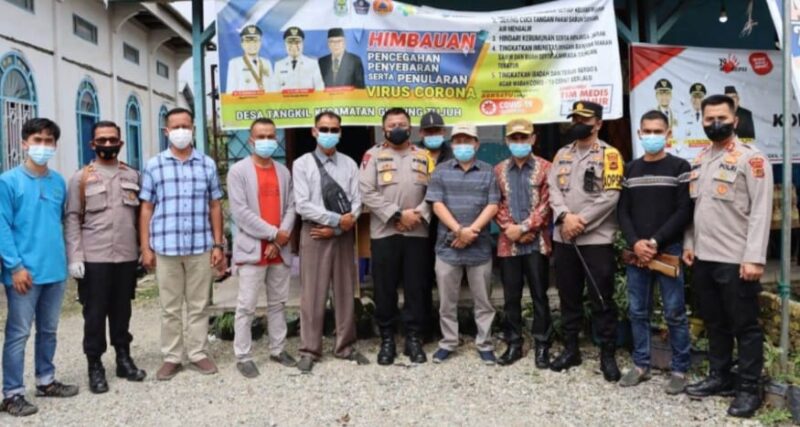 Wakapolda Jambi, Brigjen Pol Yudawan Roswinarso Meninjau Vaksinasi Massal di Kantor Desa Tangkil Kec. Gunung Tujuh, Kerinci, Minggu (16/01/22). FOTO : Humas Polda Jambi