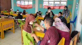 Kegiatan Pemeriksaan berkala, skrining jiwa dan BIAS di SDN 72/V Kuala Tungkal, Jum'at (14/1/22). 