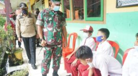 Danrem 042/Gapu Brigjen TNI M. Zulkifli Memantau Vaksinasi anak usia 6-11 di SDN 24 Kelurahan Muara Tebo, Selasa (18/1/22). FOTO : PENREM
