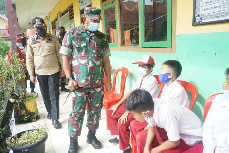 Danrem 042/Gapu Brigjen TNI M. Zulkifli Memantau Vaksinasi anak usia 6-11 di SDN 24 Kelurahan Muara Tebo, Selasa (18/1/22). FOTO : PENREM