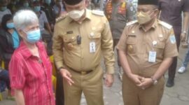 Wali Kota Jambi, H. Syarif Fasha beserta Wakil Wali Kota Jambi, H. Maulana berikan Paket bantuan sembako di Vihara Sakyakirti, Selasa(18/1/22). FOTO : Ist.